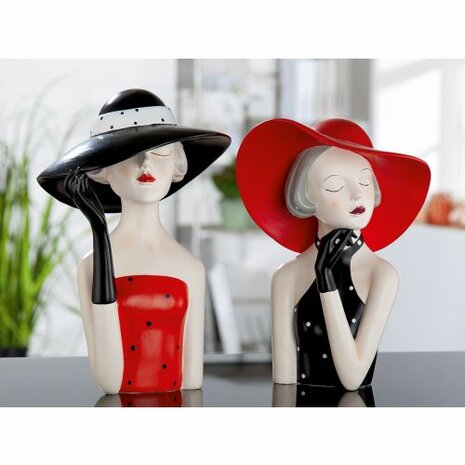 Poly Figur Lady met rode hoed.