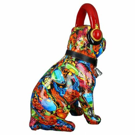 Poly Mops hond Art Urban, met koptelefoon. Zittend.