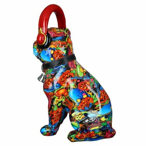 Poly Mops hond Art Urban, met koptelefoon. Zittend.