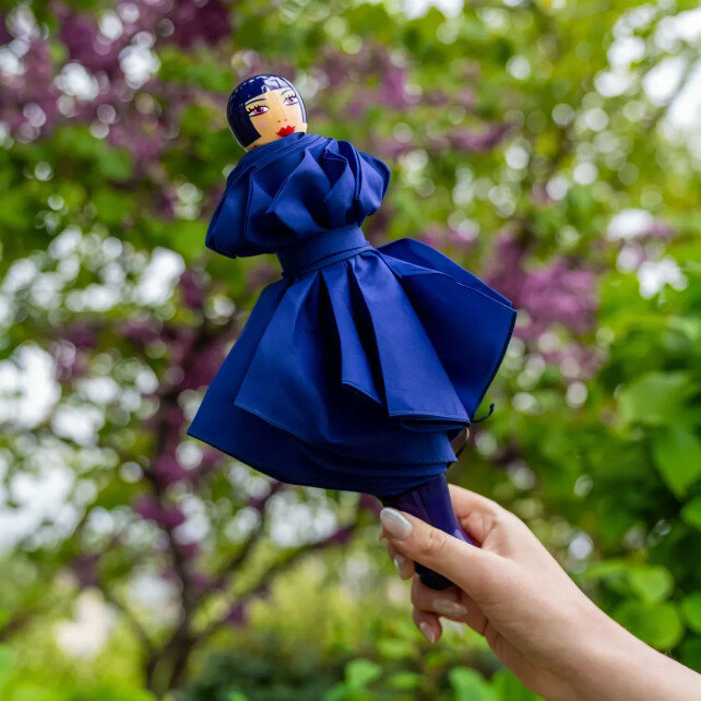 Paraplu. Rain Parade.Blauw. Pylones.