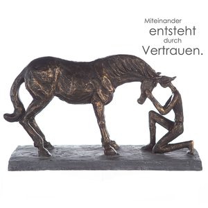 Sculpture.Beeld paard met knielende vrouw. Compreshion.