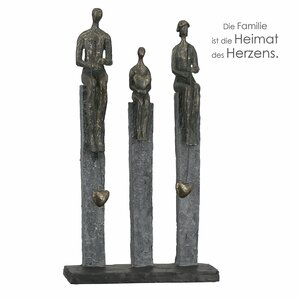 Sculpture "FISHING" 3 bronze figuren,3 harten, zittend op grijze pilaren.